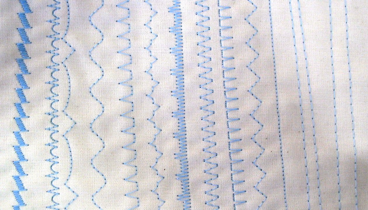 Ручной шов зигзаг. Зигзаг, зигзаг, зигзаг parsifal. Шов зигзаг на машинке. Стежка зигзаг. Стежка черная.